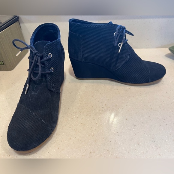 TOMS Desert Wedge Lace Up Booties, dark blue 9.5 Like new. - Picture 14 of 16